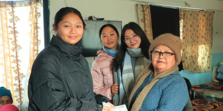 तिक्ष्णाको समाजसेवी भावना, जन्मदिनको अवसरमा ‘आमा घर’लाई आर्थिक सहयोग