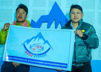 सगरमाथामा फहराईदै रेडियो एभरेष्टको लोगो