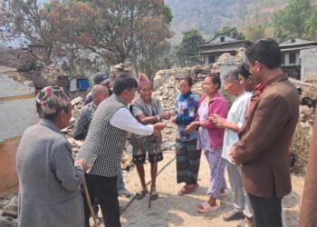 देउपुजे अग्निपीडितलाई काङ्ग्रेस नेता शेर्पाको आर्थिक सहयोग 