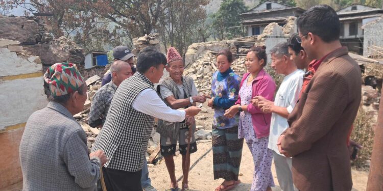 देउपुजे अग्निपीडितलाई काङ्ग्रेस नेता शेर्पाको आर्थिक सहयोग 