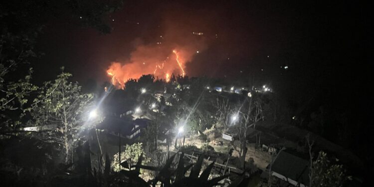 खार्पाको एक निजी वनमा आगलागी, रेलुङ बस्ती जोखिममा (भिडियाे  सहित )