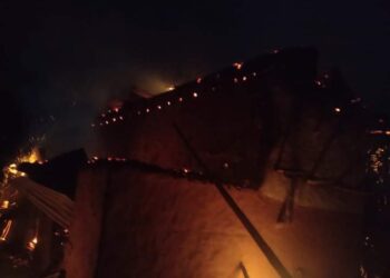 खोटाङको २ छुट्टाछुट्टै स्थानमा आगलागी, एक घर र ६ वटा गाई  जले