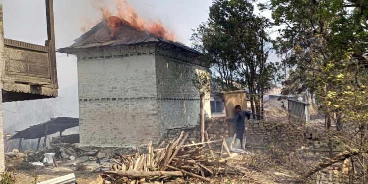 आगलागीबाट नेचा देउपुजेमा ५ घर जले,