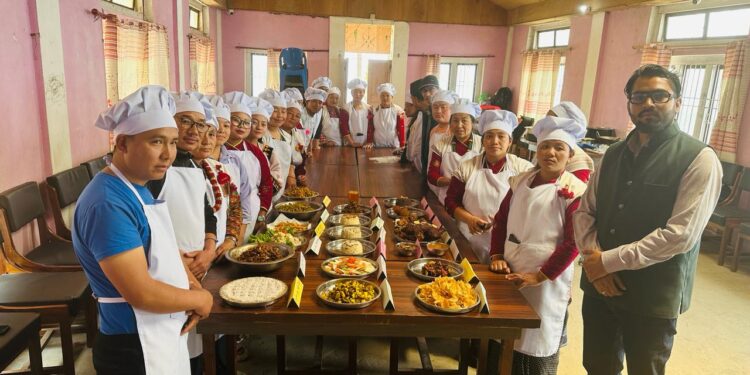 अतिथि सत्कारका लागी सिप  सिकाउँदै माप्य (फाेटाे फिचर सहित)