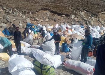 सगरमाथाबाट १९ सय केजी फोहोर संकलन