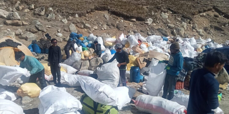 सगरमाथाबाट १९ सय केजी फोहोर संकलन