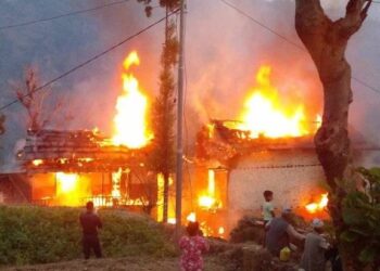 नेचासल्यान  डिटीमा विहानै आगलागी , खत्रीका २ घर जले