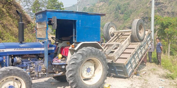 खिजिदेम्बामा ट्याक्टर दुर्घटना, १ को मृत्यु, ११ घाइते