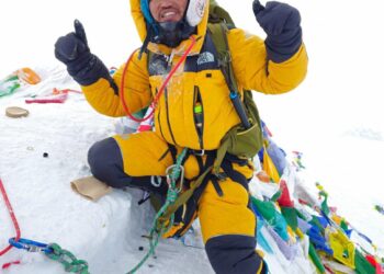 साेलुखुम्बुका  मगरले  गरे सगरमाथाकाे सफल आरोहण