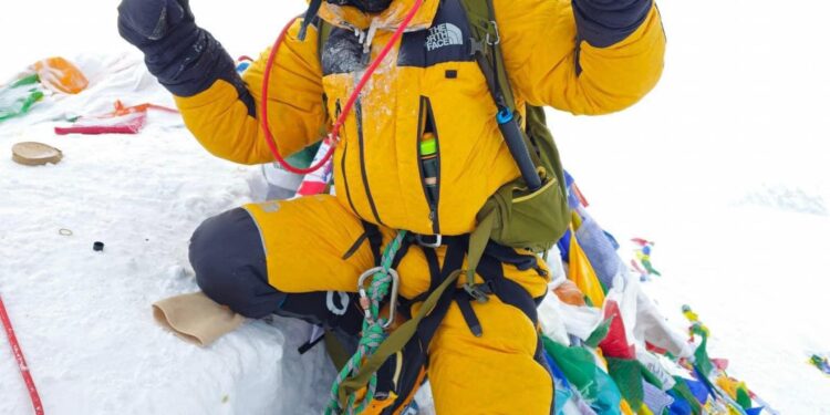 साेलुखुम्बुका  मगरले  गरे सगरमाथाकाे सफल आरोहण