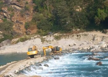 कोशी पारीको सडक सञ्जाल टुट्यो 