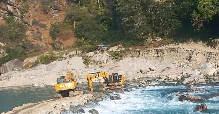 कोशी पारीको सडक सञ्जाल टुट्यो 