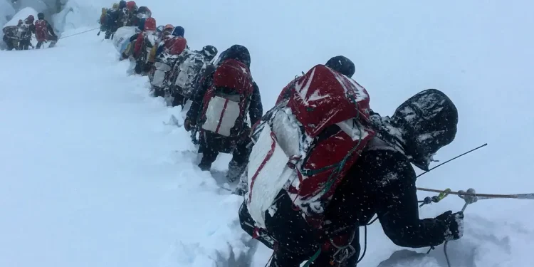 ४४ प्रतिशतले घट्यो सगरमाथामा हुने आरोहण जन्य दुर्घटनाको दर 