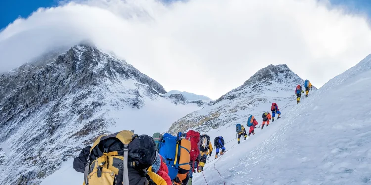 यो सिजनमा आरोहण अनुमति लिएका सय बढी सगरमाथाकाे चुचुराेमा