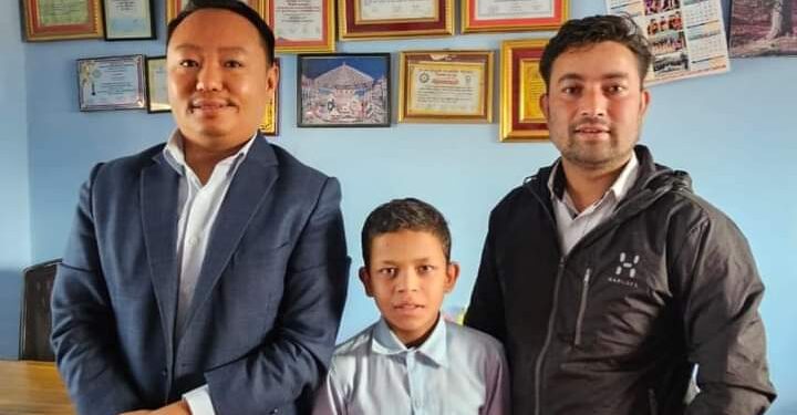 थुलुङ अध्यक्ष राईले बाल गायक विश्वकर्माको अध्ययनका लागि निः शुल्क शिक्षाको व्यवस्था गर्ने