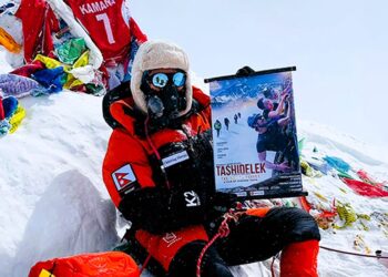 चलचित्र ‘टासीदेलेक’को फस्टलुक सगरमाथा चुचुरोबाट सार्वजनिक