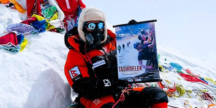 चलचित्र ‘टासीदेलेक’को फस्टलुक सगरमाथा चुचुरोबाट सार्वजनिक