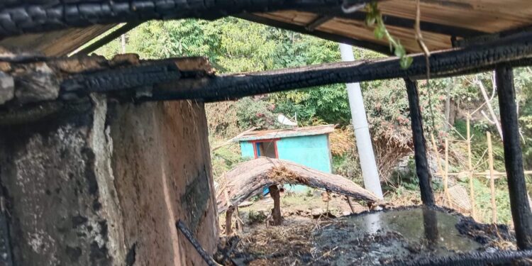 खोटाङको दिप्रुङमा आगलागी, ६ लाख बराबरको क्षति