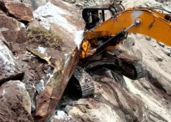 काम गरिरहेकाे डोजरमाथि ढुङ्गा खस्यो