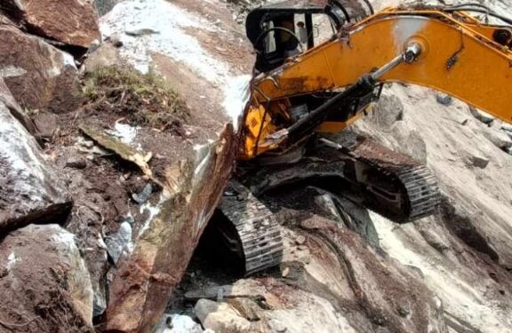 काम गरिरहेकाे डोजरमाथि ढुङ्गा खस्यो