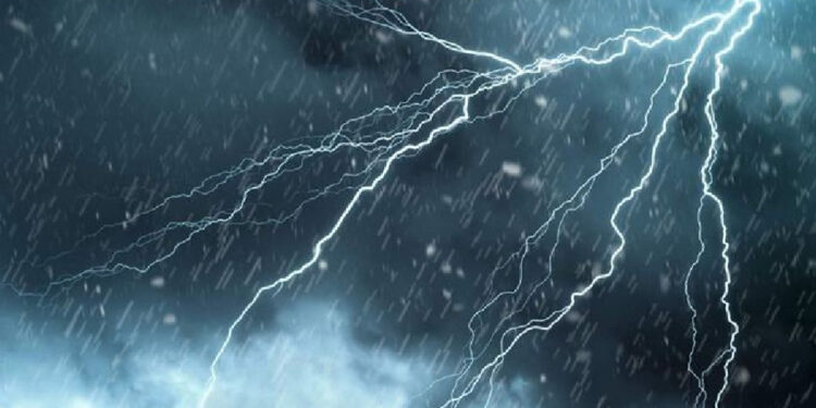 ओखलढुंगामा चट्याङ लागेर ४ जना घाइते