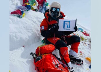 अभिनेत्री छिरिङ शेर्पा सगरमाथाको चुचुरोमा