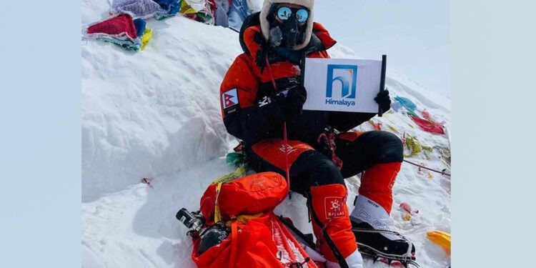 अभिनेत्री छिरिङ शेर्पा सगरमाथाको चुचुरोमा