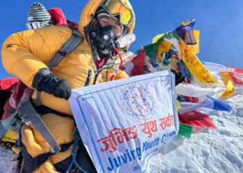 सोना शेर्पा, जुभिङ युथ सर्कलको ब्यानरसहित सगरमाथाको चुचुरोमा