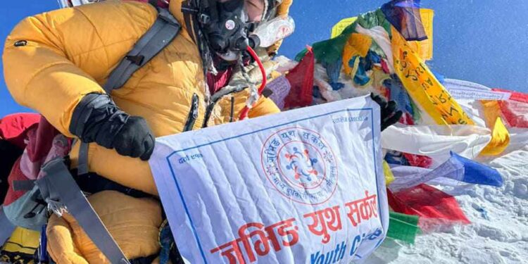 सोना शेर्पा, जुभिङ युथ सर्कलको ब्यानरसहित सगरमाथाको चुचुरोमा