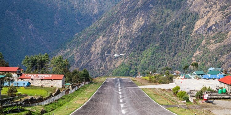 १६ दिनपछि लुक्ला विमानस्थलमा उडान