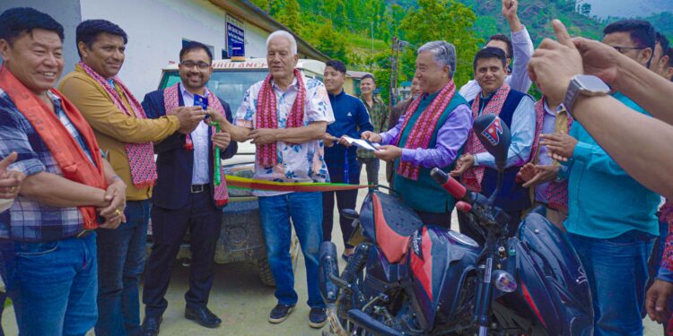 कांग्रेस नेता कार्कीको पहलमा नेचासल्यानमा एम्बुलेन्स, पूर्व मन्त्री केसी द्धारा हस्तान्तरण 