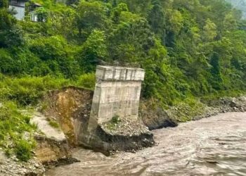 खोटाङ र उदयपुर जोड्ने निर्माणाधीन पक्की पुलको खम्बा बाङ्गियो