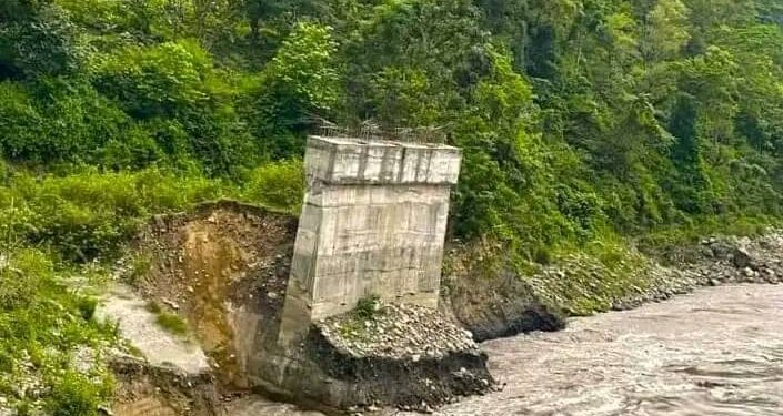 खोटाङ र उदयपुर जोड्ने निर्माणाधीन पक्की पुलको खम्बा बाङ्गियो