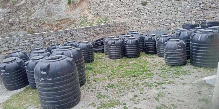 साेताङका विपन्न परिवारलाई ६ लाखका हिल ट्याङ्की 