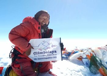 चीन तर्फबाट सगरमाथाको चुचुरोमा पुग्ने पहिलो महिला बनिन् सोलुकी निमा शेर्पा