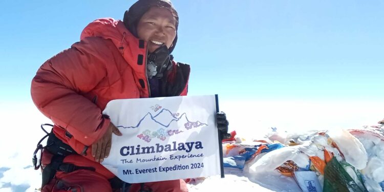 चीन तर्फबाट सगरमाथाको चुचुरोमा पुग्ने पहिलो महिला बनिन् सोलुकी निमा शेर्पा