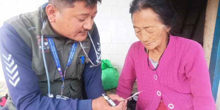 खोटाङको दिप्रुङमा लिए ‘हेल्लो डाक्टर’ कार्यक्रम मार्फत १६ सय बढीले सेवा