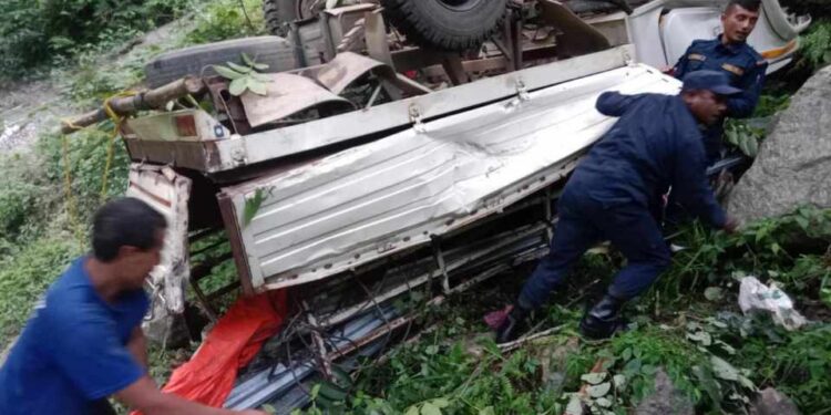 ब्रेकिङ न्यूज : सोलुखुम्बुको पहलमान भिरबाट बोलेरो खस्यो