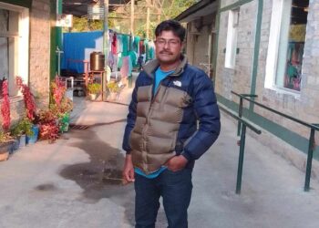 नेपाल दलित संघ सोलुखुम्बु अध्यक्ष विश्वकर्माले गरे जन्मदिनको अवसरमा विद्यालयलाई आर्थिक सहयोग