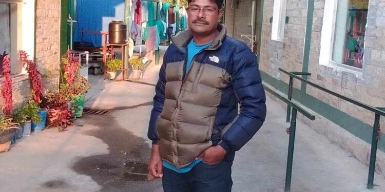 नेपाल दलित संघ सोलुखुम्बु अध्यक्ष विश्वकर्माले गरे जन्मदिनको अवसरमा विद्यालयलाई आर्थिक सहयोग