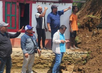 ऐसेलुखर्कको क्विक रेस्पोन्स : पहिरोमा पुरिन लागेको घर जोगाउन जेसीवि पठाइयो 