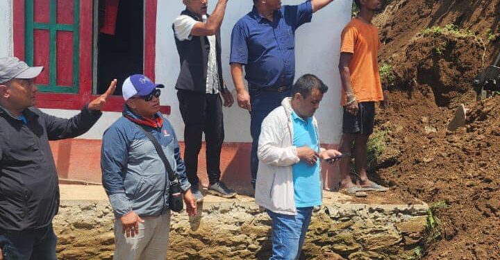 ऐसेलुखर्कको क्विक रेस्पोन्स : पहिरोमा पुरिन लागेको घर जोगाउन जेसीवि पठाइयो 