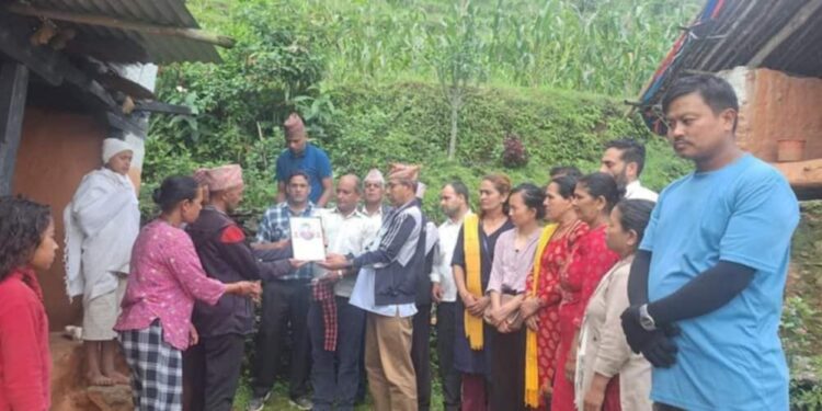 पहिरोमा आमा गुमाएका विद्यार्थीका परिवारलाई हिमाल दर्शनको राहत
