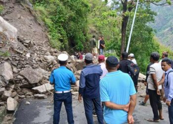 मध्यपहाडी लोकमार्गको घुर्मी– कटारी सडक खण्ड पहिरोले अवरुद्ध