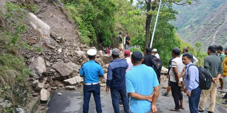 मध्यपहाडी लोकमार्गको घुर्मी– कटारी सडक खण्ड पहिरोले अवरुद्ध