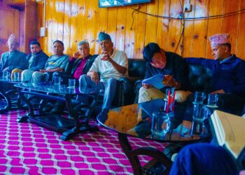 खुम्बुमा बस्ती बाइपास गरेर सडक निर्माण गराउन खोजिएपछि नेपाली कांग्रेसले गरायो प्रशासनको ध्यानाकर्षण