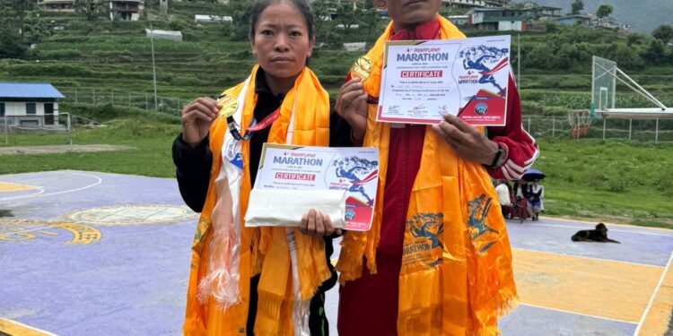 अन्नपूर्ण म्याराथनको उपाधी   खोटाङकी निर्मला र नेपाली सेनाका होमलाललाई
