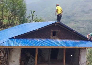 महाकुलुङ गाउँपालिका २ का १५ घर धुरीलाई जस्ता पाता वितरण