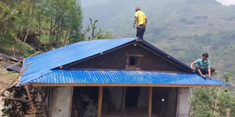 महाकुलुङ गाउँपालिका २ का १५ घर धुरीलाई जस्ता पाता वितरण