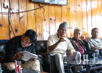 खुम्बुमा बस्ती बाइपास गरेर सडक निर्माण गराउन खोजिएपछि नेपाली कांग्रेसले गरायो प्रशासनको ध्यानाकर्षण